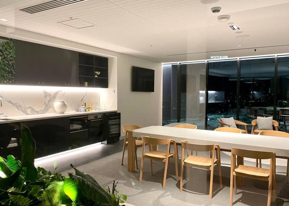 Stunning Oceanview 2Br In The Heart Of Broadbeach 44F Apartment Gold Coast Exterior photo